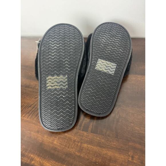 Torrid Black Fuzzy Slippers 8W - NWT - Picture 6 of 6